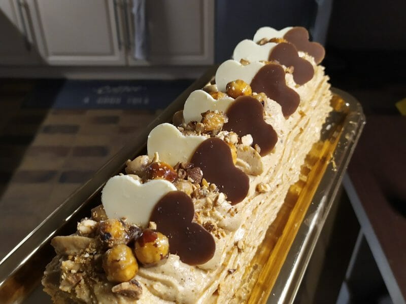 Cliquez pour zoomer ! Bûche pralinée aux éclats de noisettes caramélisés Thermomix par gablol44