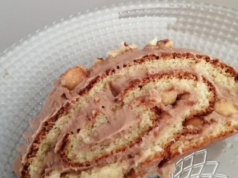 Cliquez pour zoomer ! Bûche pralinée aux éclats de noisettes caramélisés Thermomix par brandan