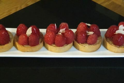 Cliquez pour zoomer ! Tartelettes framboises sur crème d’amande et pistache Thermomix par btybty