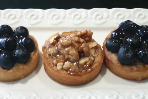 Cliquez pour zoomer ! Tartelettes framboises sur crème d’amande et pistache Thermomix par btybty