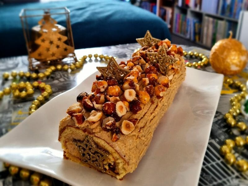 Cliquez pour zoomer ! Bûche pralinée aux éclats de noisettes caramélisés Thermomix par Insta @maggielesbonspetitsplats