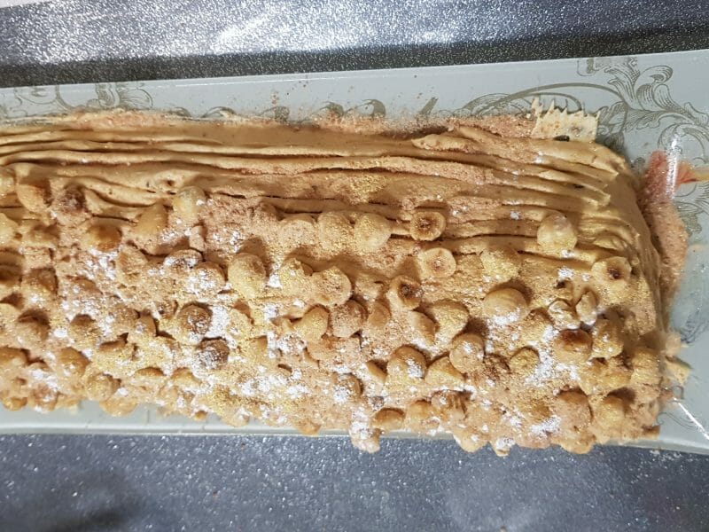 Cliquez pour zoomer ! Bûche pralinée aux éclats de noisettes caramélisés Thermomix par sojanko