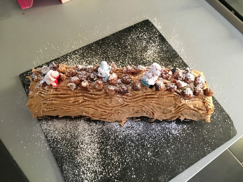 Cliquez pour zoomer ! Bûche pralinée aux éclats de noisettes caramélisés Thermomix par maite2007