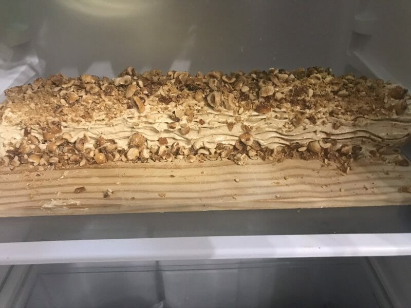 Cliquez pour zoomer ! Bûche pralinée aux éclats de noisettes caramélisés Thermomix par Lovemomo