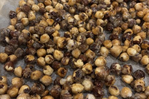 Cliquez pour zoomer ! Bûche pralinée aux éclats de noisettes caramélisés Thermomix par Sevmartjo