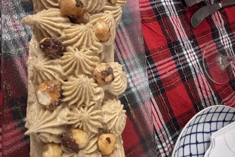 Cliquez pour zoomer ! Bûche pralinée aux éclats de noisettes caramélisés Thermomix par Sevmartjo