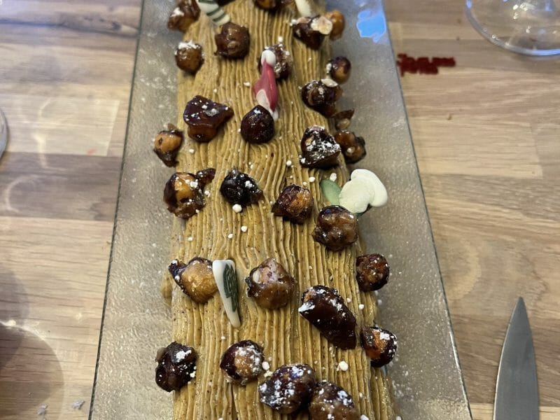 Cliquez pour zoomer ! Bûche pralinée aux éclats de noisettes caramélisés Thermomix par Sevmartjo