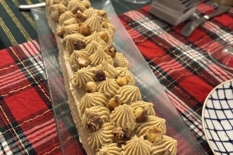 Cliquez pour zoomer ! Bûche pralinée aux éclats de noisettes caramélisés Thermomix par Sevmartjo