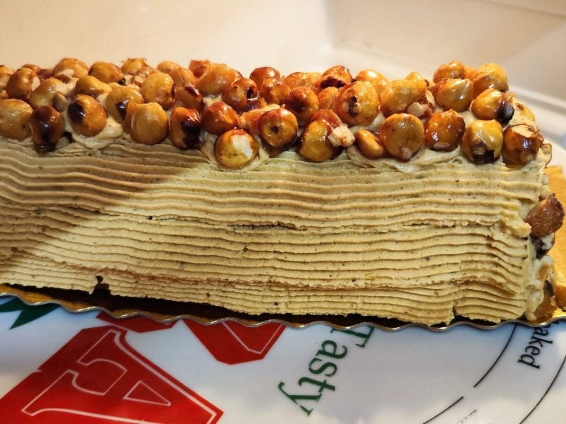 Cliquez pour zoomer ! Bûche pralinée aux éclats de noisettes caramélisés Thermomix par miminefinou