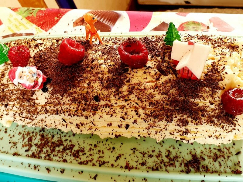 Cliquez pour zoomer ! Bûche de Noël framboises et chocolat blanc Thermomix par lucie0917