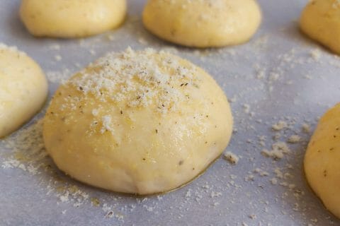 Cliquez pour zoomer ! Pains burger au parmesan et romarin Thermomix par mariaknight