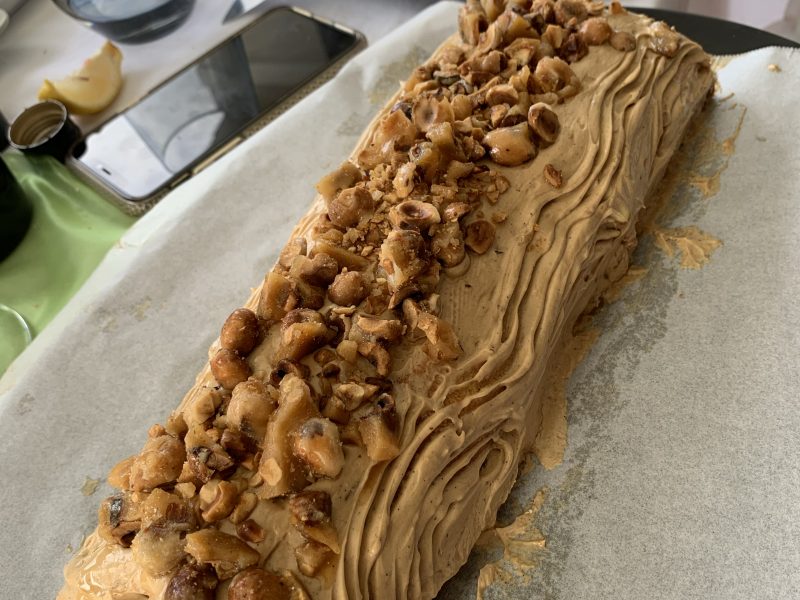 Cliquez pour zoomer ! Bûche pralinée aux éclats de noisettes caramélisés Thermomix par angelique4226