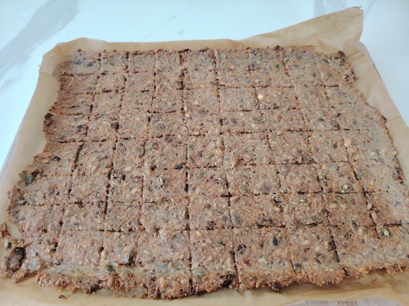 Cliquez pour zoomer ! Crackers salés à l’emmental et aux graines Thermomix par carbouede