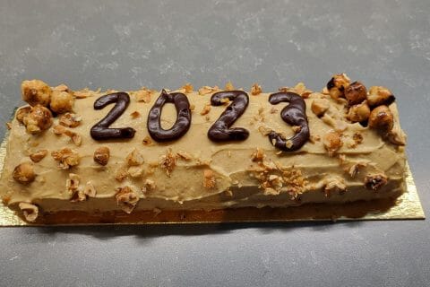 Cliquez pour zoomer ! Bûche pralinée aux éclats de noisettes caramélisés Thermomix par Poupette31