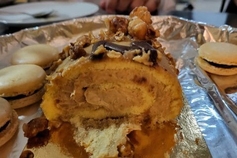 Cliquez pour zoomer ! Bûche pralinée aux éclats de noisettes caramélisés Thermomix par Poupette31