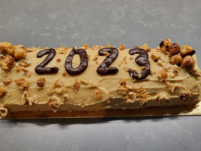 Cliquez pour zoomer ! Bûche pralinée aux éclats de noisettes caramélisés Thermomix par Poupette31