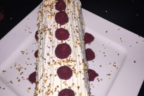 Cliquez pour zoomer ! Bûche de Noël framboises et chocolat blanc Thermomix par Safia