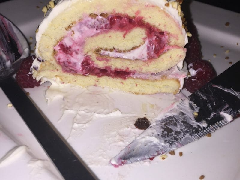 Cliquez pour zoomer ! Bûche de Noël framboises et chocolat blanc Thermomix par Safia