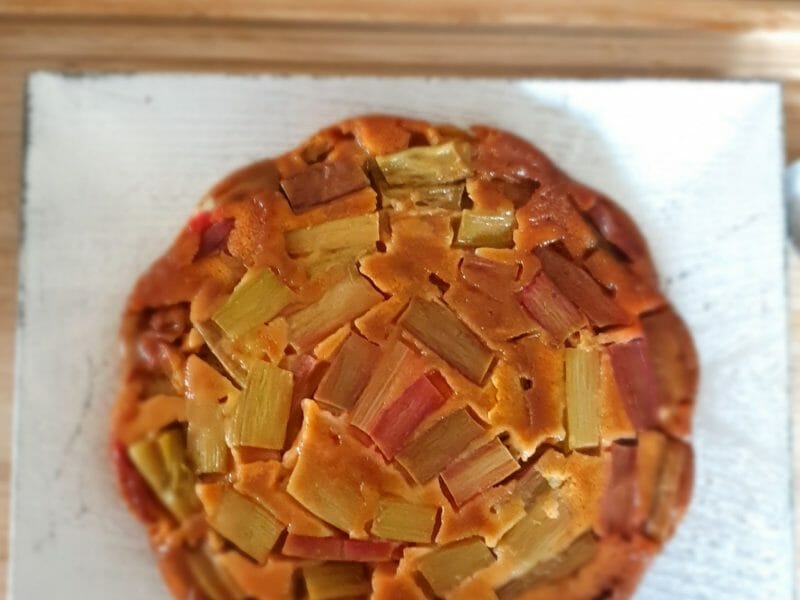 Cliquez pour zoomer ! Gâteau renversé à la rhubarbe et caramel au beurre salé Thermomix par Jenniferalves93