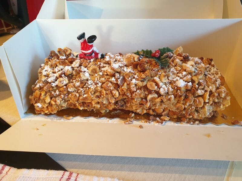 Cliquez pour zoomer ! Bûche pralinée aux éclats de noisettes caramélisés Thermomix par chanel