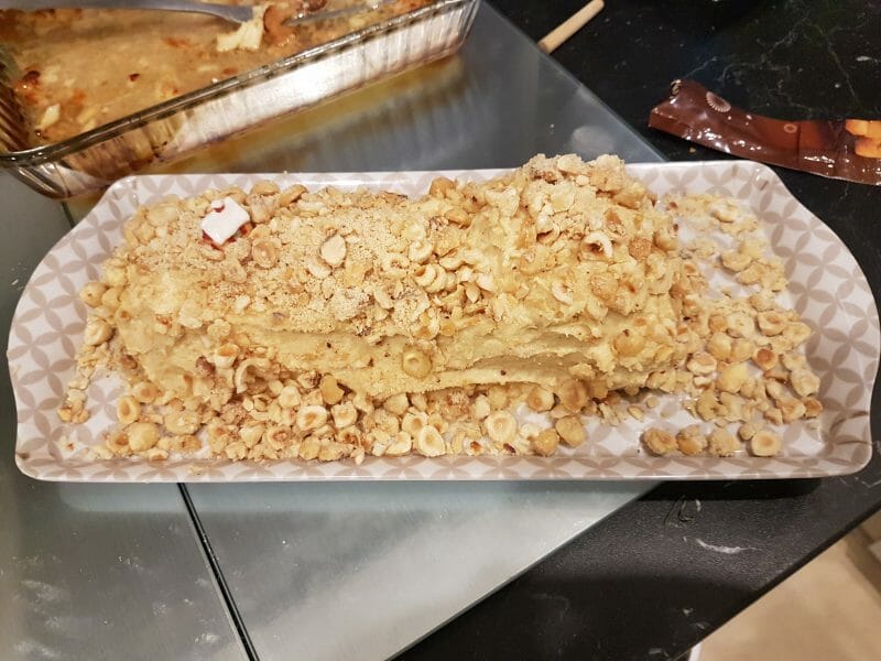 Cliquez pour zoomer ! Bûche pralinée aux éclats de noisettes caramélisés Thermomix par neness2coco