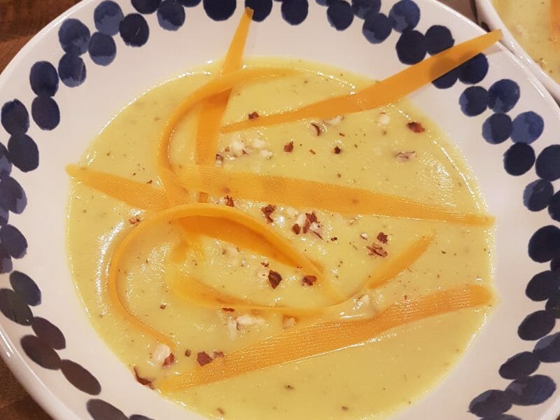 Cliquez pour zoomer ! Soupe de panais et mimolette aux noisettes Thermomix par evanevanou