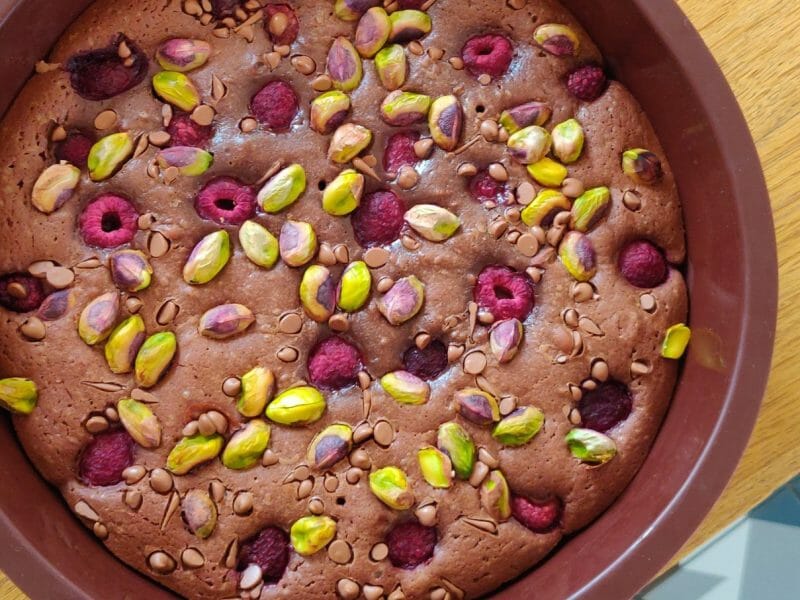 Cliquez pour zoomer ! Brownie framboises, pistaches et pépites de chocolat blanc Thermomix par mathildejun