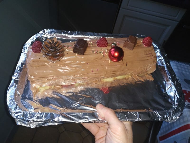 Cliquez pour zoomer ! Bûche de Noël framboises et chocolat blanc Thermomix par marinette25460