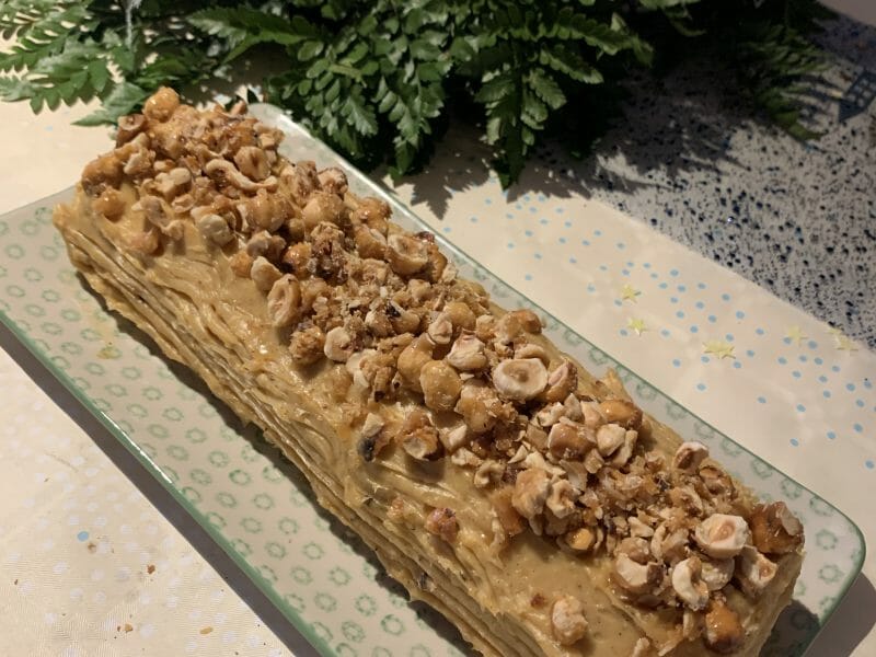 Cliquez pour zoomer ! Bûche pralinée aux éclats de noisettes caramélisés Thermomix par juliat