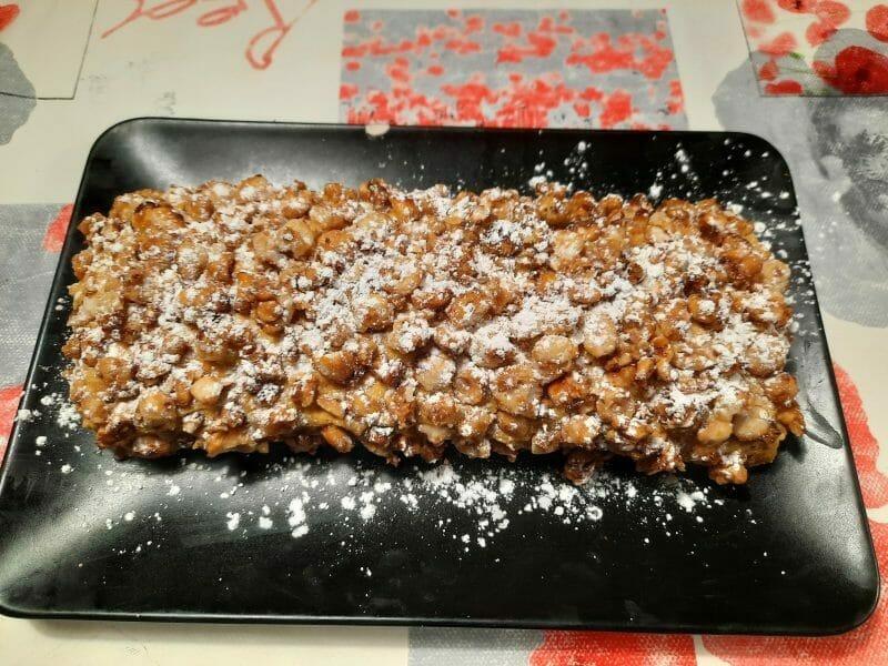 Cliquez pour zoomer ! Bûche pralinée aux éclats de noisettes caramélisés Thermomix par nougateene