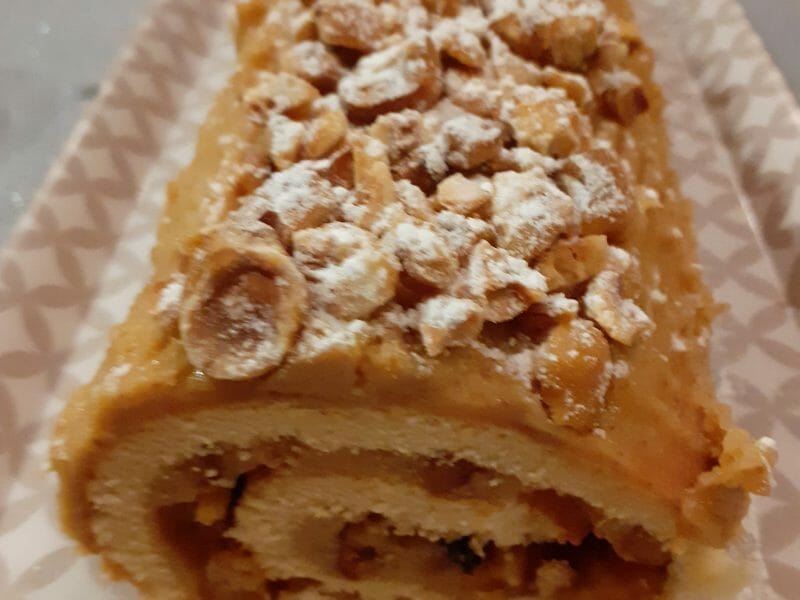 Cliquez pour zoomer ! Bûche pralinée aux éclats de noisettes caramélisés Thermomix par rachel2010