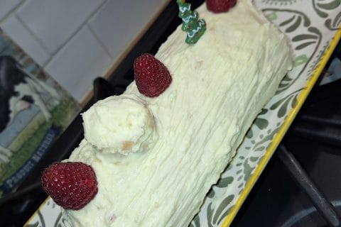 Cliquez pour zoomer ! Bûche de Noël framboises et chocolat blanc Thermomix par mounelly