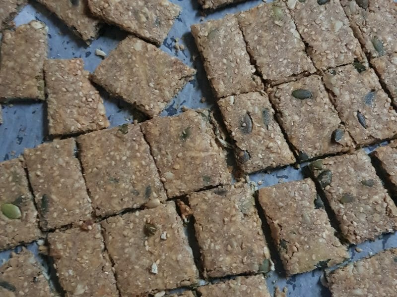 Cliquez pour zoomer ! Crackers salés à l’emmental et aux graines Thermomix par sjcooks