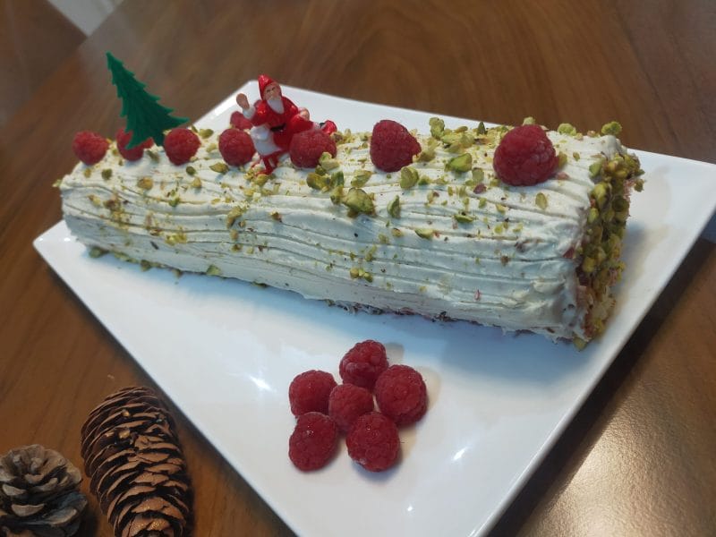 Cliquez pour zoomer ! Bûche de Noël framboises et chocolat blanc Thermomix par Titima el alaoui