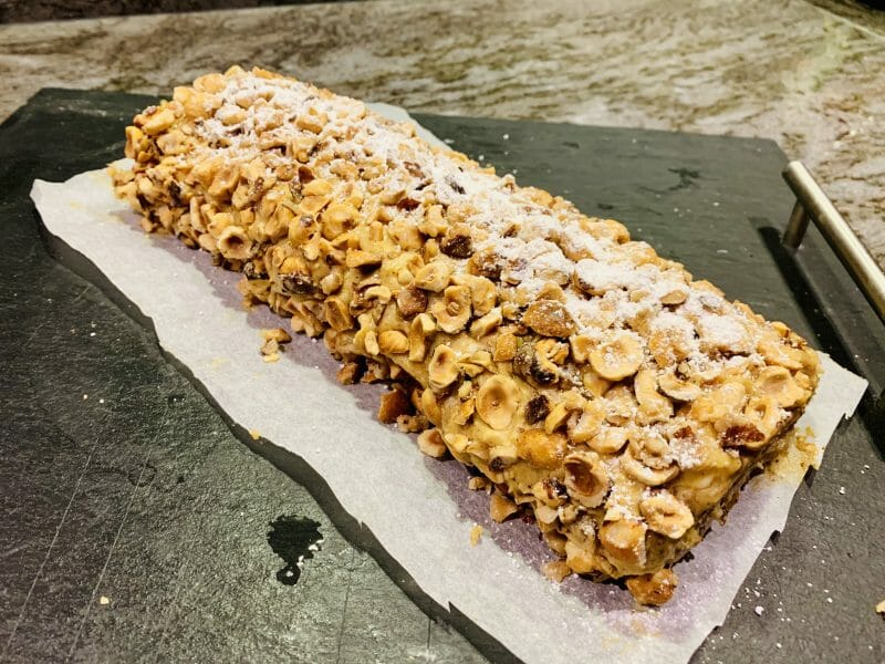 Cliquez pour zoomer ! Bûche pralinée aux éclats de noisettes caramélisés Thermomix par joan_1