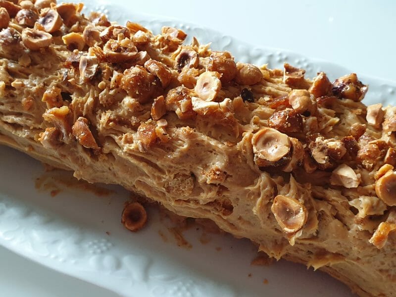 Cliquez pour zoomer ! Bûche pralinée aux éclats de noisettes caramélisés Thermomix par celine_101