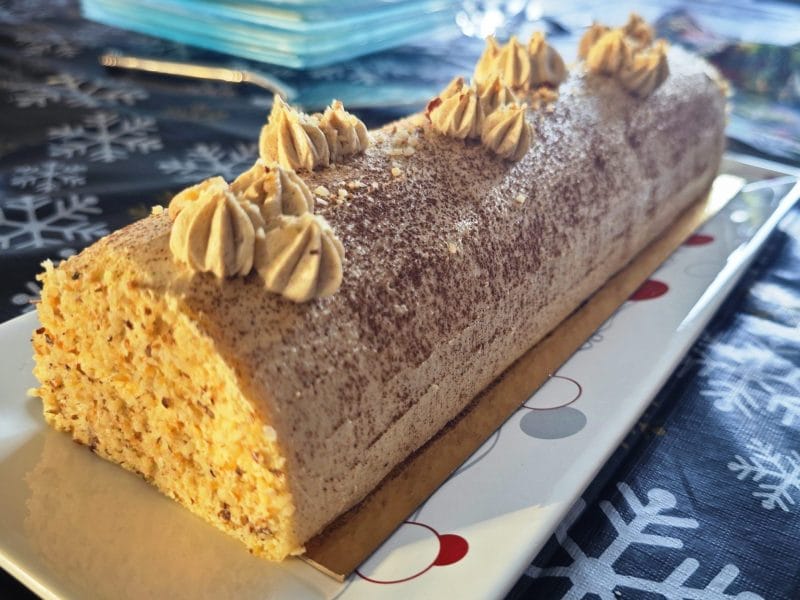 Cliquez pour zoomer ! Bûche pralinée aux éclats de noisettes caramélisés Thermomix par justine_54000