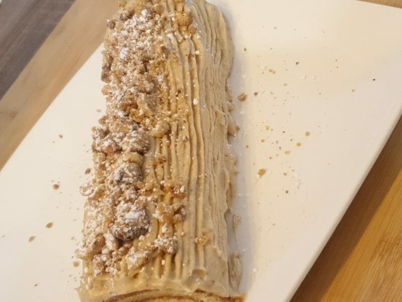 Cliquez pour zoomer ! Bûche pralinée aux éclats de noisettes caramélisés Thermomix par haadjer
