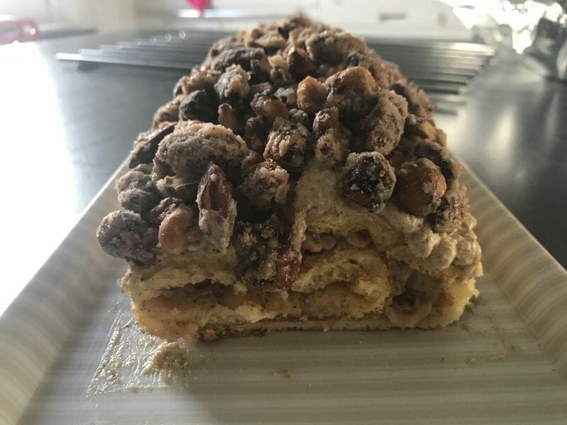 Cliquez pour zoomer ! Bûche pralinée aux éclats de noisettes caramélisés Thermomix par Pechounette11