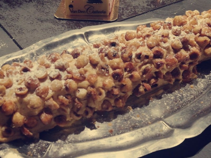 Cliquez pour zoomer ! Bûche pralinée aux éclats de noisettes caramélisés Thermomix par paupi