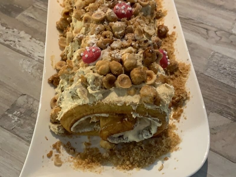 Cliquez pour zoomer ! Bûche pralinée aux éclats de noisettes caramélisés Thermomix par Aliciatoniutti