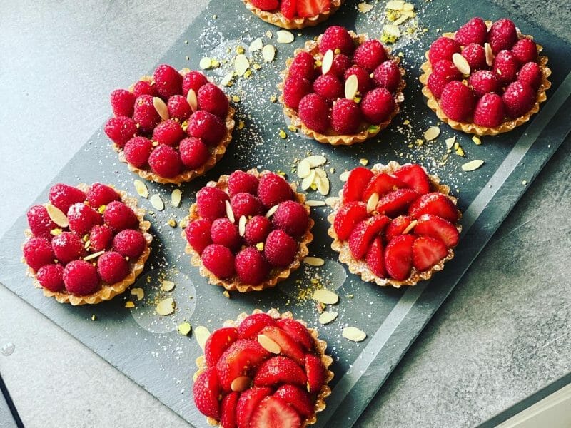 Cliquez pour zoomer ! Tartelettes framboises sur crème d’amande et pistache Thermomix par amandine0912