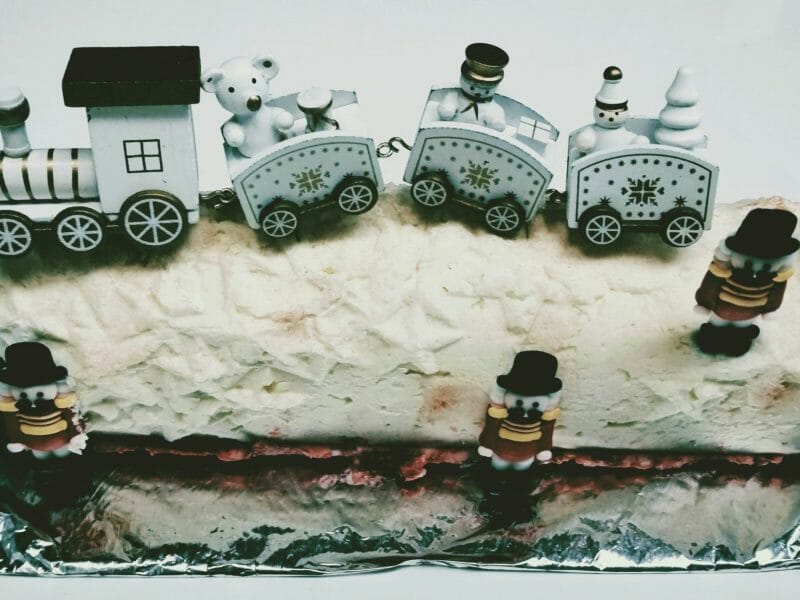 Cliquez pour zoomer ! Bûche de Noël framboises et chocolat blanc Thermomix par SandrineT