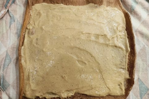 Cliquez pour zoomer ! Bûche pralinée aux éclats de noisettes caramélisés Thermomix par lislissss
