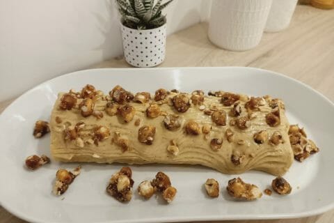 Cliquez pour zoomer ! Bûche pralinée aux éclats de noisettes caramélisés Thermomix par lislissss
