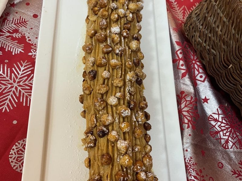 Cliquez pour zoomer ! Bûche pralinée aux éclats de noisettes caramélisés Thermomix par julie_110