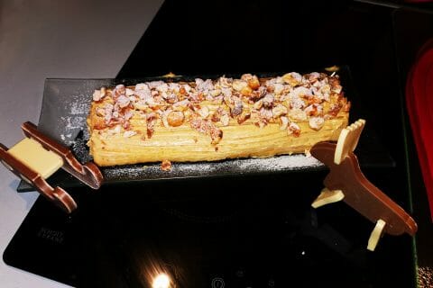 Cliquez pour zoomer ! Bûche pralinée aux éclats de noisettes caramélisés Thermomix par mariethaisleo