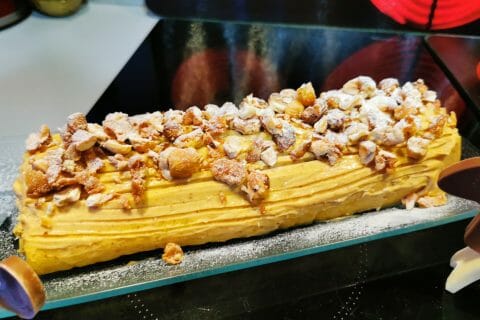 Cliquez pour zoomer ! Bûche pralinée aux éclats de noisettes caramélisés Thermomix par mariethaisleo