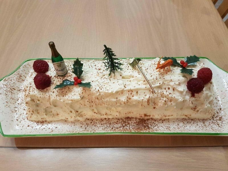 Cliquez pour zoomer ! Bûche de Noël framboises et chocolat blanc Thermomix par blacksouneete