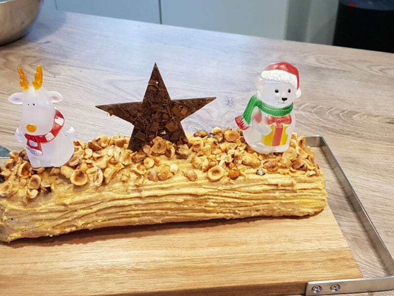 Cliquez pour zoomer ! Bûche pralinée aux éclats de noisettes caramélisés Thermomix par marii38